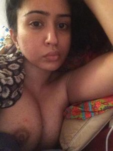 BigoLive girl Shruti fucking nude topless for money in hotel room